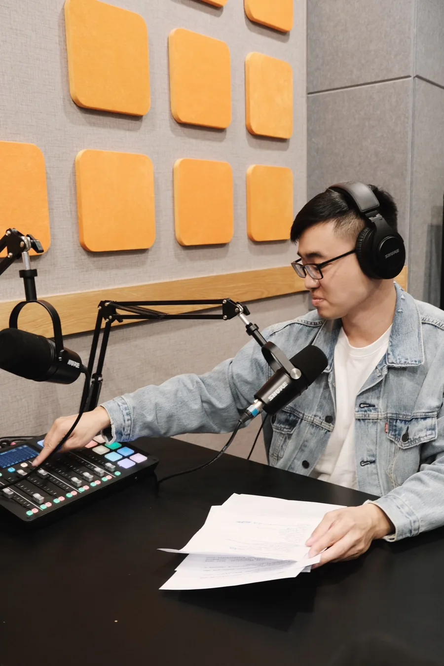 靈魂導航牌卡系統課程講師艾迪蘇 Eddie Su 於錄音室